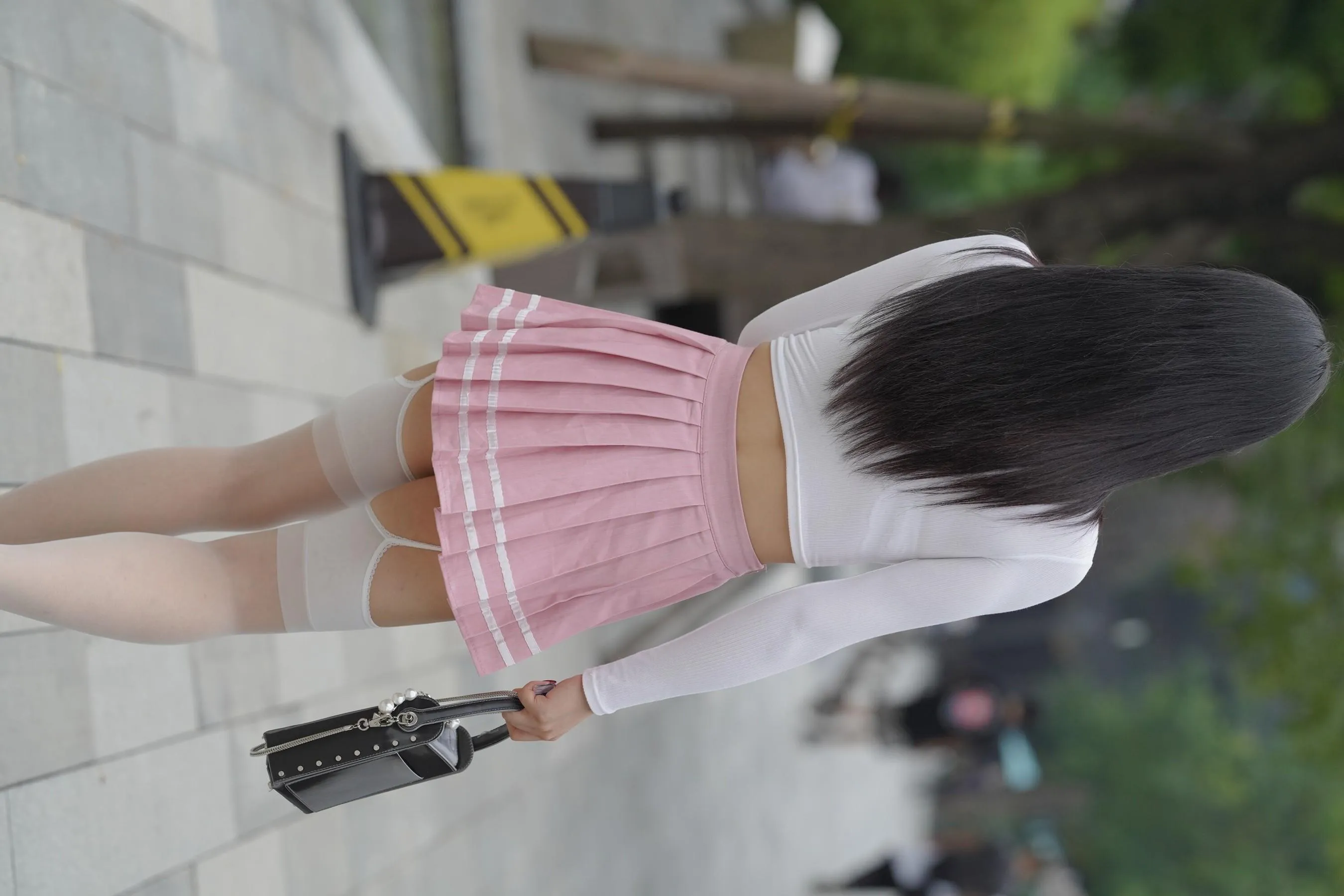 魔镜街拍 NO.161 街拍白丝吊带袜美女 [109P]插图4